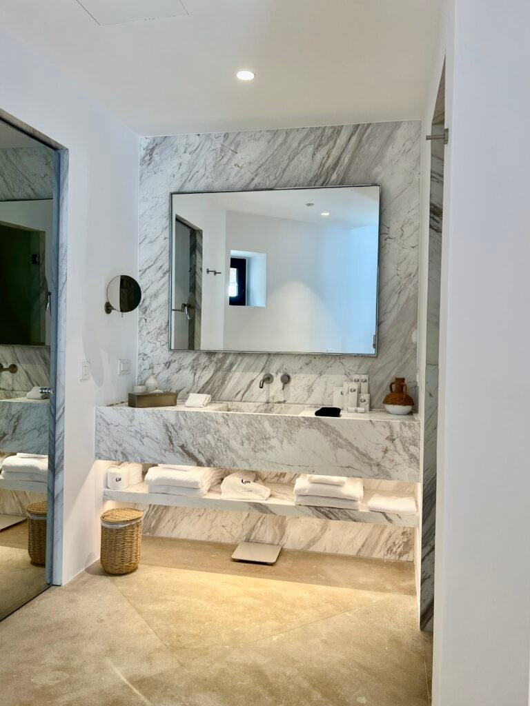 Cali Mykonos Deluxe Suite Bathroom