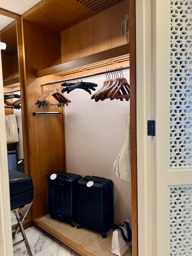 Four Seasons Jumeirah Deluxe Room Closet